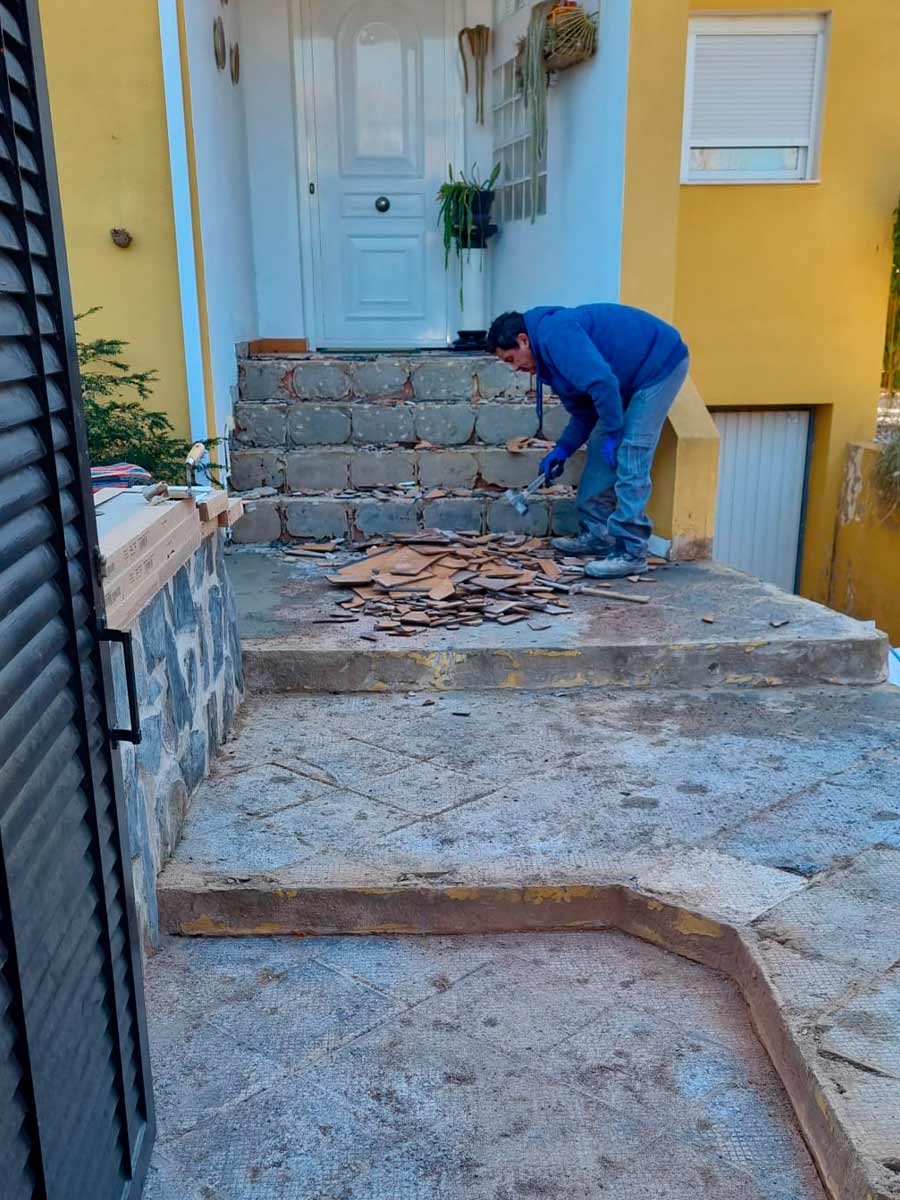 Reformas Y Construcciones Cracs hombre reparando escalones