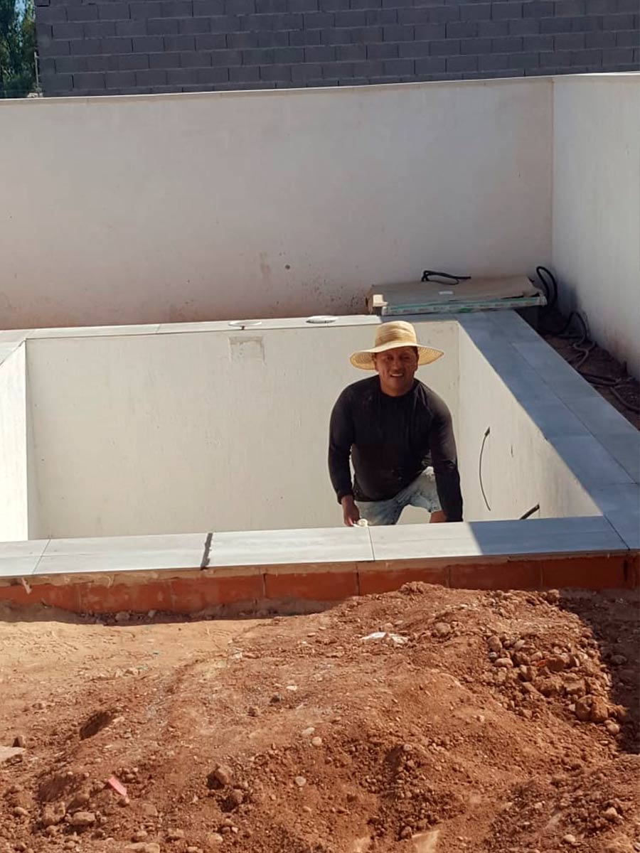 Reformas Y Construcciones Cracs hombre remodelando piscina